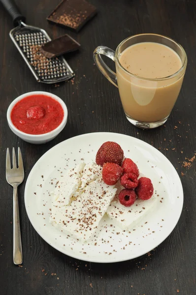 Cottage kaas met verse bessen en koffie met melk voor vakantie — Stockfoto