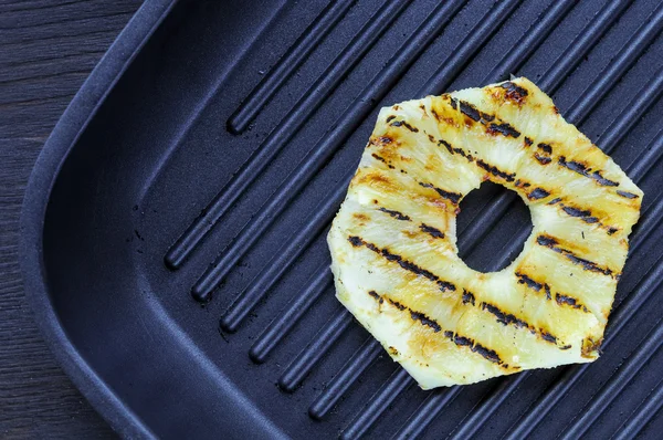 Fried pineapple on the grill. Cooking fish burger. — Stock Photo, Image