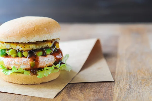 Zelfgemaakte vis hamburger met zalm, avocado en ananas. Close-up — Stockfoto