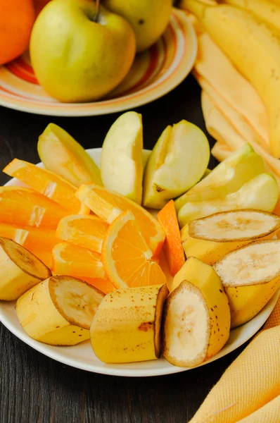 Bermacam-macam buah di piring — Stok Foto