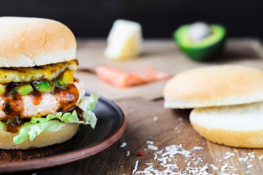 Ev yapımı balık burger somon, avokado ve ananas. Yakın çekim