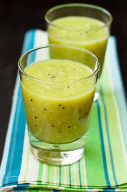 kivi ve muz ile taze ev yapımı güler yüzlü