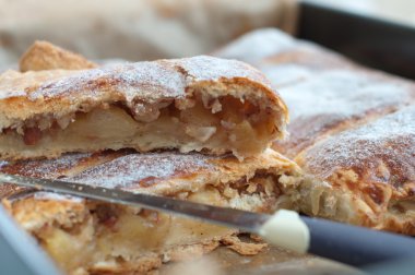 strudel kek tava pişirme üzerinde