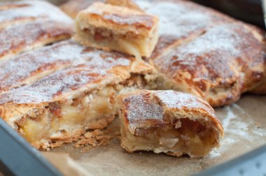 strudel kek tava pişirme üzerinde