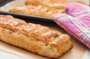 strudel kek tava pişirme üzerinde