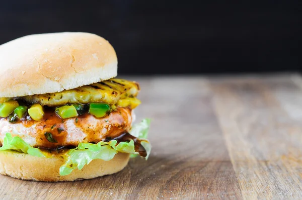 Ev yapımı balık burger somon, avokado ve ananas. Yakın çekim