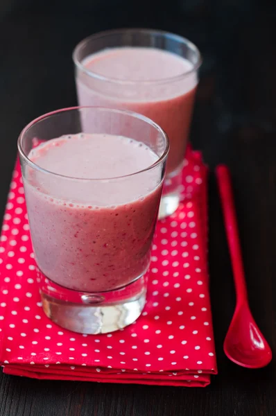 Smoothie maison frais avec fraise et banane — Photo