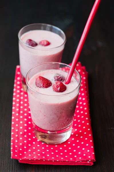 Smoothie maison frais avec fraise et banane — Photo