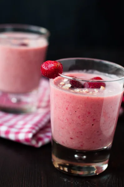 Batido casero fresco con fresa y plátanos — Foto de Stock