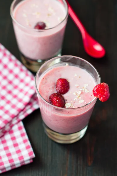 Frischer hausgemachter Smoothie mit Erdbeeren und Bananen — Stockfoto