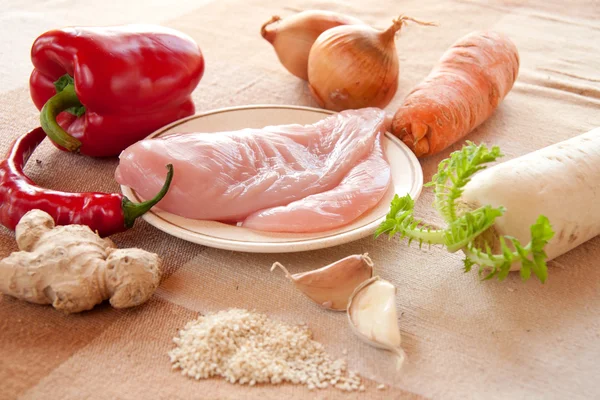 Ingredientes para frango e legumes mexidos frito — Fotografia de Stock