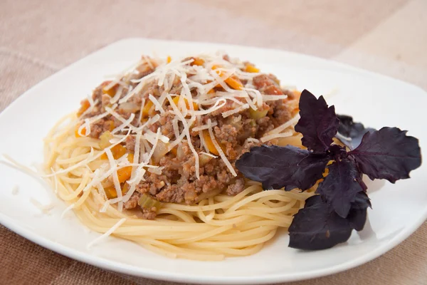 Spaghetti bolognese with cheese and basil — Stock Photo, Image