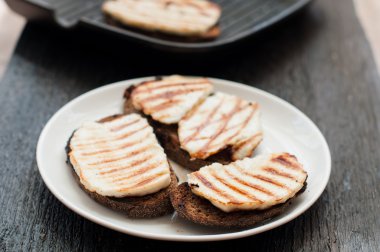 Crostini Kızarmış peynirli ızgara