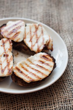 Crostini Kızarmış peynirli ızgara