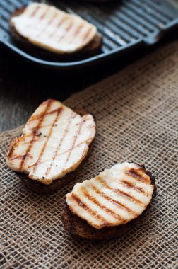 Crostini Kızarmış peynirli ızgara