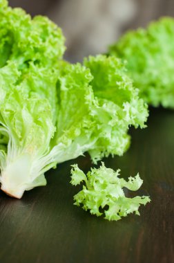 siyah ahşap masa üzerinde (marul) taze yeşil salata yaprakları
