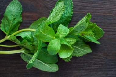 ahşap arka plan üzerinde taze nane yaprakları