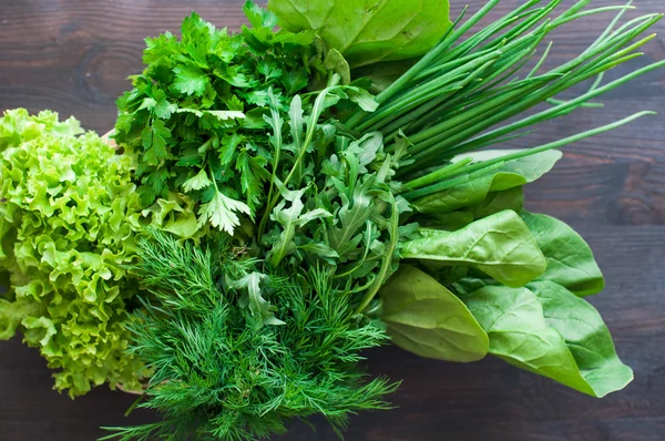 Verduras frescas con lechuga, menta, eneldo y perejil, cebolla de primavera — Foto de Stock