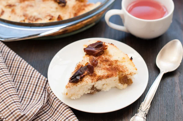 Piece of cottage cheese casserole with raisins — Stock Photo, Image