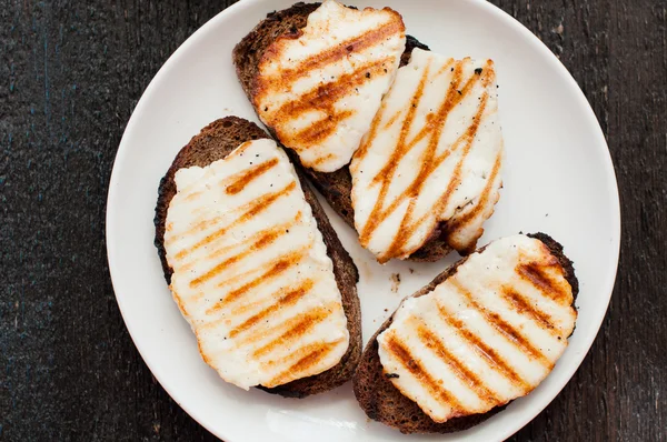 Crostini with fried cheese on the grill — Stock Photo, Image