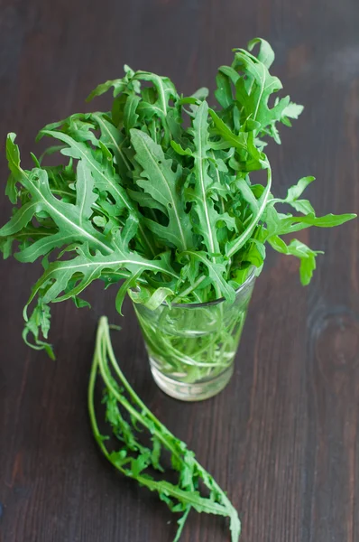 ahşap arka plan taze ruccola yapraklarda