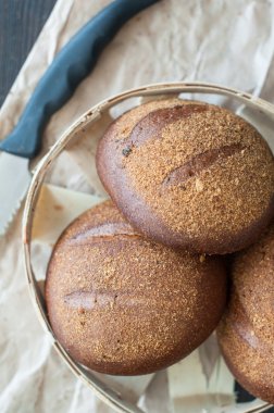 Ev yapımı kahverengi kepekli ekmek yuvarlak somun