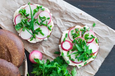 Doğranmış sebzeler, otlar ve yağ ile İtalyan domates bruschetta