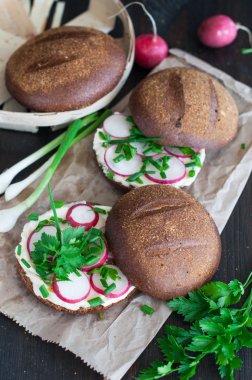 Doğranmış sebzeler, otlar ve yağ ile İtalyan domates bruschetta