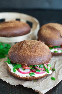 Doğranmış sebzeler, otlar ve yağ ile İtalyan domates bruschetta