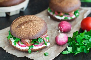 Doğranmış sebzeler, otlar ve yağ ile İtalyan domates bruschetta