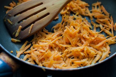 Kızarmış havuç pan ve zeytin yağı, doğranmış