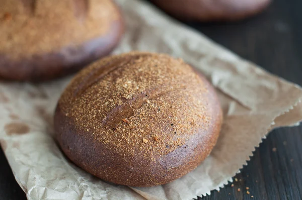 Round loaf of homemade brown wheat bread — Stock Photo, Image