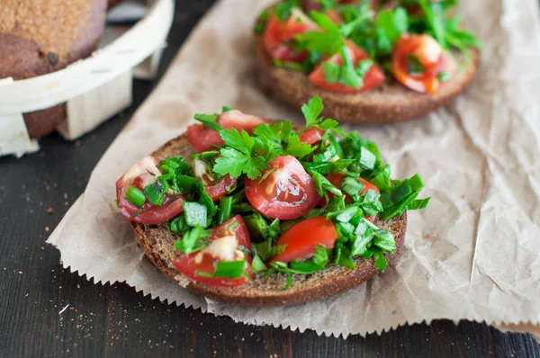 Italian tomato bruschetta with chopped vegetables, herbs and oil — Stock Photo, Image