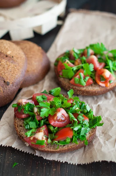 Italian tomato bruschetta with chopped vegetables, herbs and oil — Stock Photo, Image