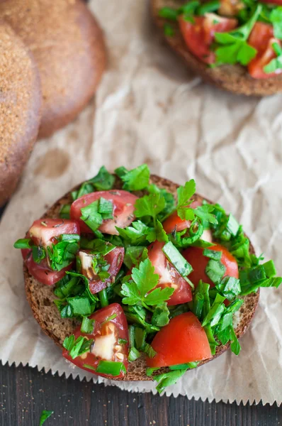 Italian tomato bruschetta with chopped vegetables, herbs and oil — Stock Photo, Image