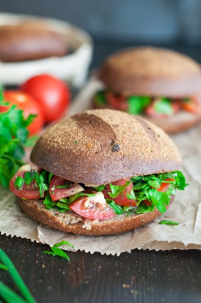 Ιταλική ντομάτα bruschetta με ψιλοκομμένα λαχανικά, χορτάρια και πετρελαίου — Φωτογραφία Αρχείου