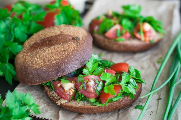 Italian tomato bruschetta with chopped vegetables, herbs and oil — Stock Photo, Image