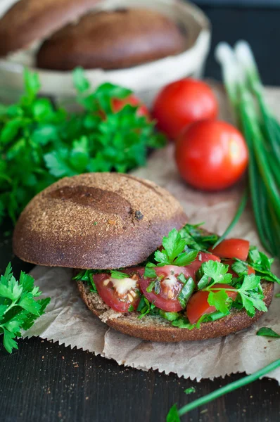 Bruschetta de tomate italiano con verduras picadas, hierbas y aceite —  Fotos de Stock