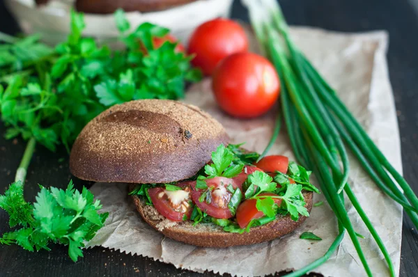 Italian tomato bruschetta with chopped vegetables, herbs and oil — Stock Photo, Image