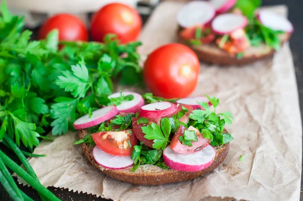 Italian tomato bruschetta with chopped vegetables, herbs and oil — Stock Photo, Image