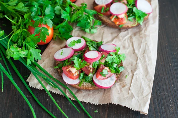 Italian tomato bruschetta with chopped vegetables, herbs and oil — Stock Photo, Image