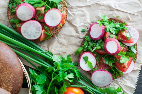 Italian tomato bruschetta with chopped vegetables, herbs and oil — Stock Photo, Image