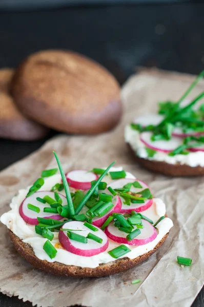 Italian tomato bruschetta with chopped vegetables, herbs and oil — Stock Photo, Image