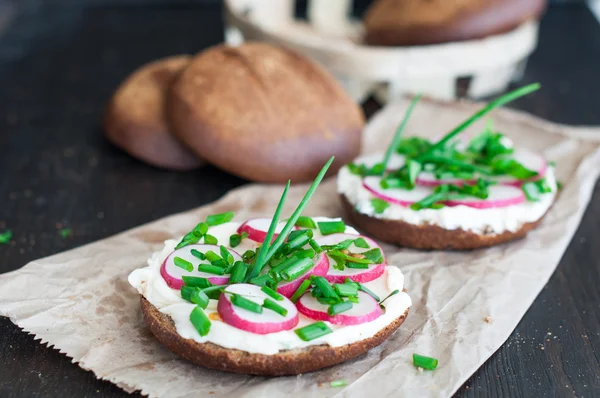 Italian tomato bruschetta with chopped vegetables, herbs and oil — Stock Photo, Image