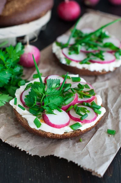 Bruschetta de tomate italiano com legumes picados, ervas e óleo — Fotografia de Stock