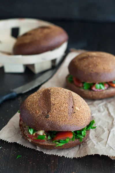 Bruschetta de tomate italiano com legumes picados, ervas e óleo Imagem De Stock