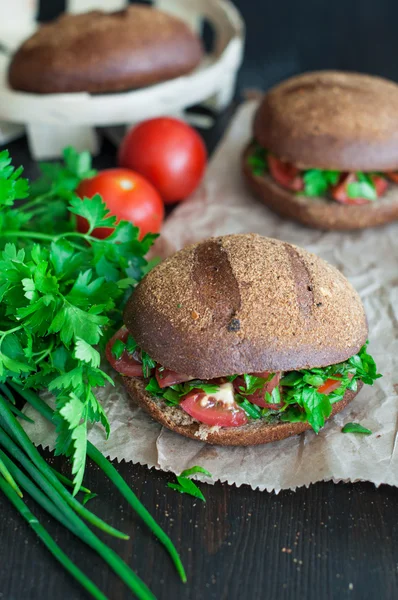 Ιταλική ντομάτα bruschetta με ψιλοκομμένα λαχανικά, χορτάρια και πετρελαίου Εικόνα Αρχείου