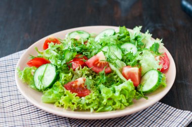 Domates ve salatalık salatası marul leafes ile