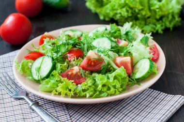 Domates ve salatalık salatası marul leafes ile