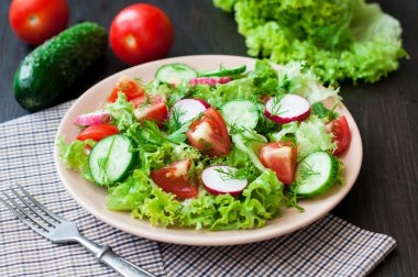 Domates ve salatalık salatası marul leafes ile